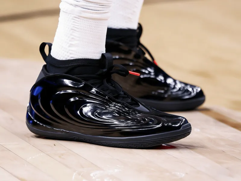 球探比分官网-哈登穿着地狱猫配色Harden.10，得到31分2篮板10助攻